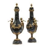 Paar grosse Cassolette-Vasen Höhe: 59 cm. Sockel Durchmesser: je 14,5 cm. Frankreich, Ende 19.
