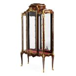 Elegante Vitrine Höhe: 191 cm. Breite: 110 cm. Tiefe: 39 cm. Schloss signiert "P. Sormani/ 10r.