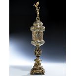 Silberpokal mit Fürstenzug Höhe: 79,5 cm. Gewicht: 3300 g. Keine für uns erkennbaren Punzen.