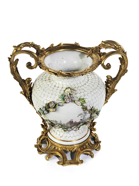 Ormolu-montierte Schneeballvase Gesamthöhe: 26 cm. Meißen und Paris, um 1755. Der stark balustrierte - Image 5 of 7