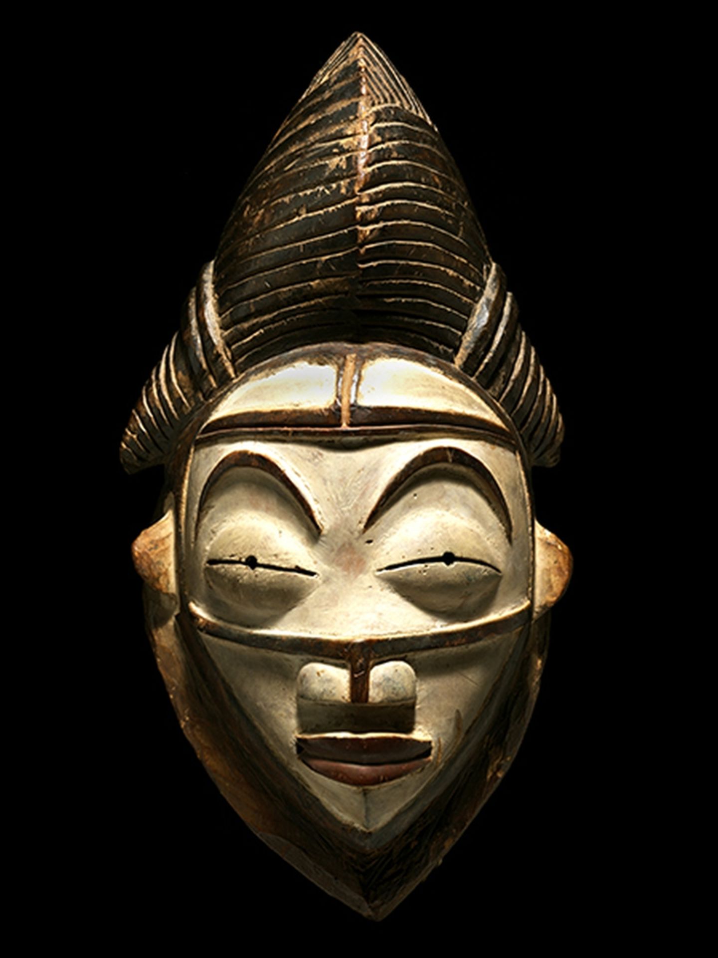 Punu-Maske Höhe: 31 cm. Aus Holz. Gabun. Die weißen Okuyi-Masken verkörpern den Geist eines - Bild 9 aus 9