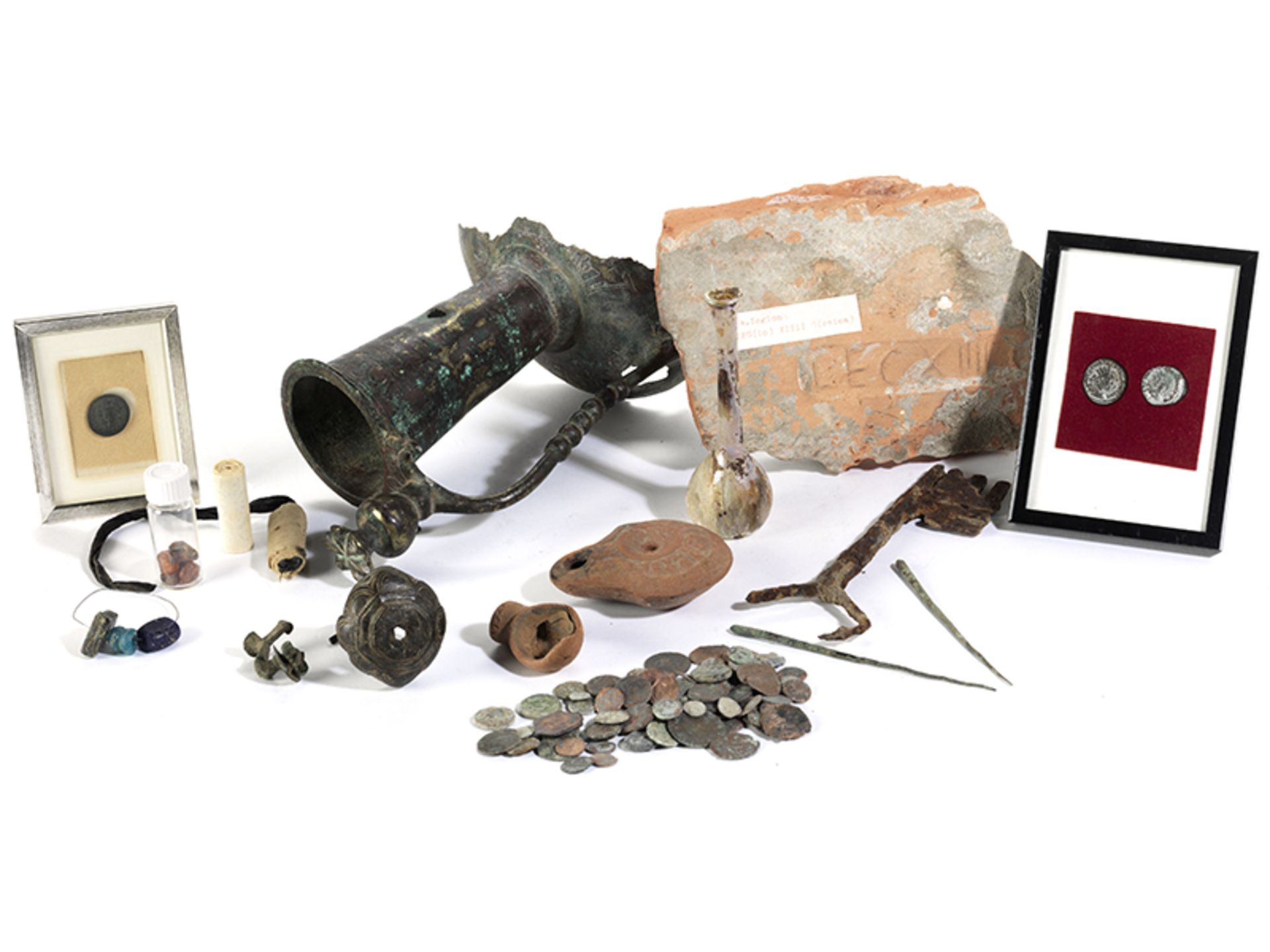 Konvolut antiker Gegenstände Höhe des Kannenfragments: 27 cm. Unter anderem aus der römischen