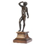 Kleine Tischbronze eines nackten Jünglings Höhe: 14 cm. Gesamthöhe mit neuerem Holzsockel: 19 cm.