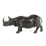 Bronzefigur eines Rhinozeros Höhe: 17 cm. Länge: 34 cm. Unsigniert. Standfigur mit leicht
