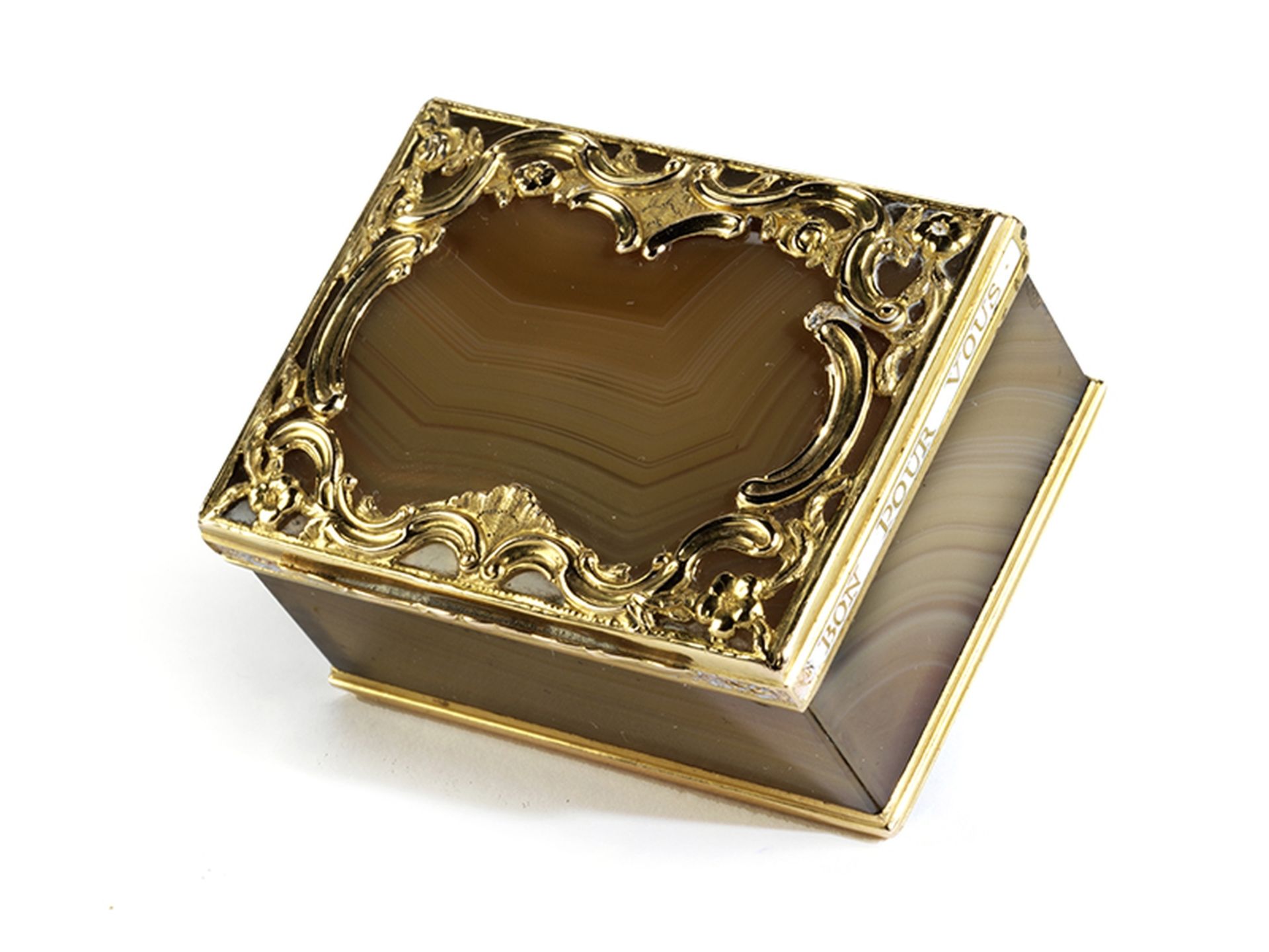 Goldmontierte Achatdose 2,4 x 4,7 x 3,6 cm. Gewicht: 44 g. Frankreich, zweite Hälfte 18. - Bild 5 aus 5