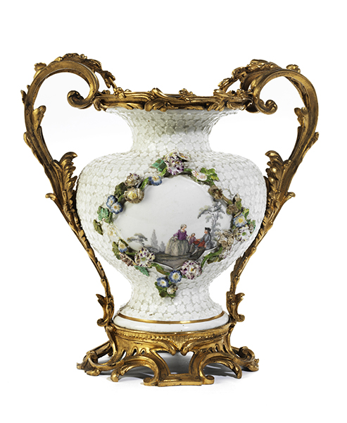 Ormolu-montierte Schneeballvase Gesamthöhe: 26 cm. Meißen und Paris, um 1755. Der stark balustrierte - Image 4 of 7