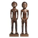 Chokwe-Figurenpaar Höhe ohne Sockel: 57 cm und 58 cm. Gesamthöhe: 62 cm und 63 cm. Aus Holz. Sambia/