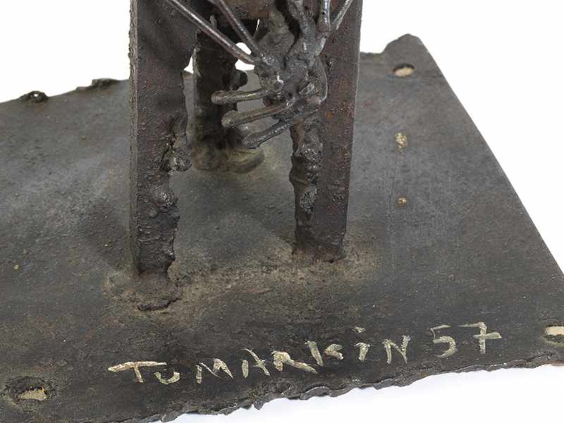 Igael Tumarkin, Geb. 1933 Höhe: 33,2 cm. Bodenseitig signiert: "Tumarkin 57". 1957. Eisen, gegossen, - Bild 3 aus 4