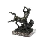 Kentaur im Kampf mit einem Löwen Höhe ohne Sockel: 37 cm. Höhe mit Sockel: 42 cm. Italien. In Metall