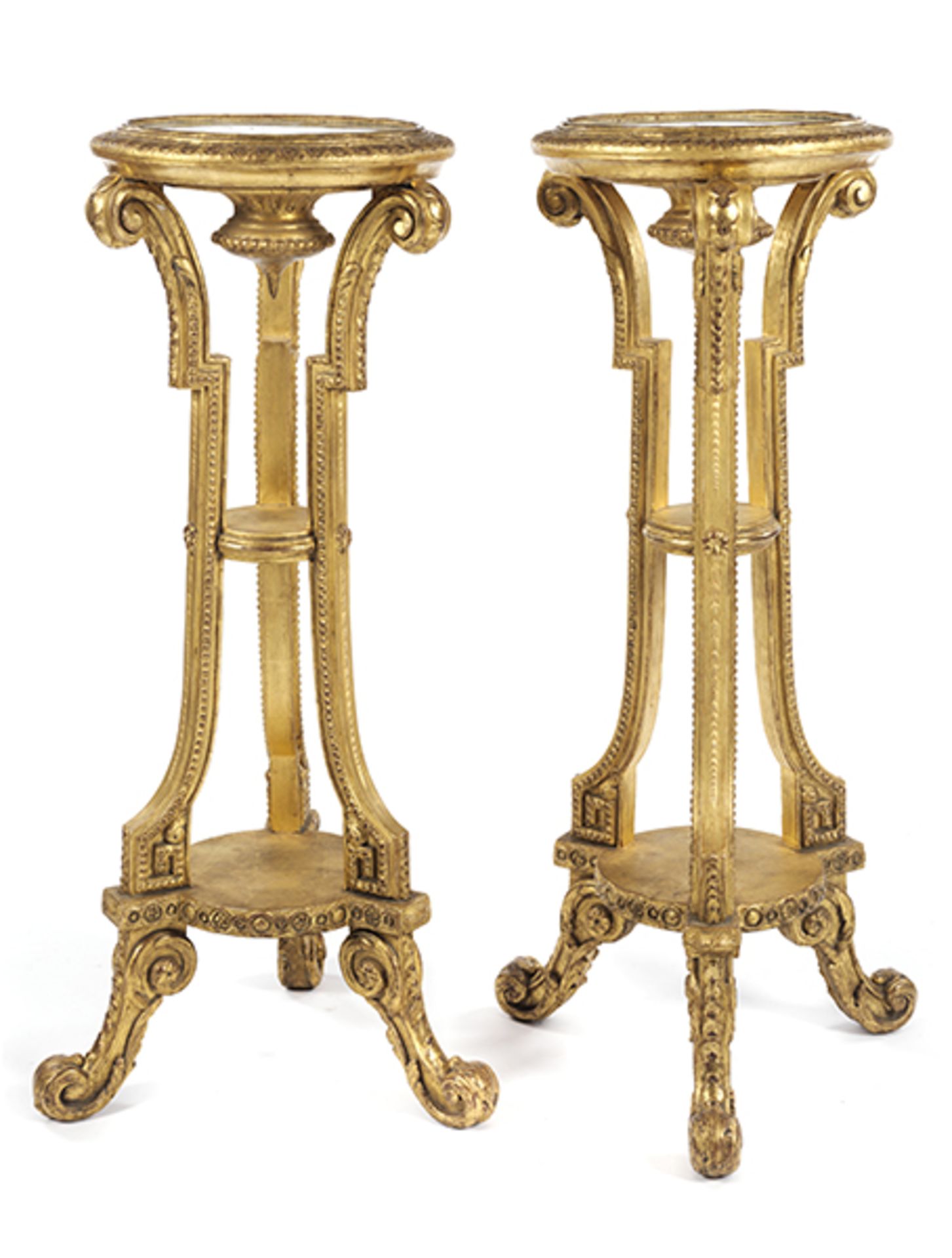 Paar Louis XVI-Torchèren Höhe: 105,5 cm. Durchmesser: 37,5 cm. Weichholz, geschnitzt, vergoldet. Auf