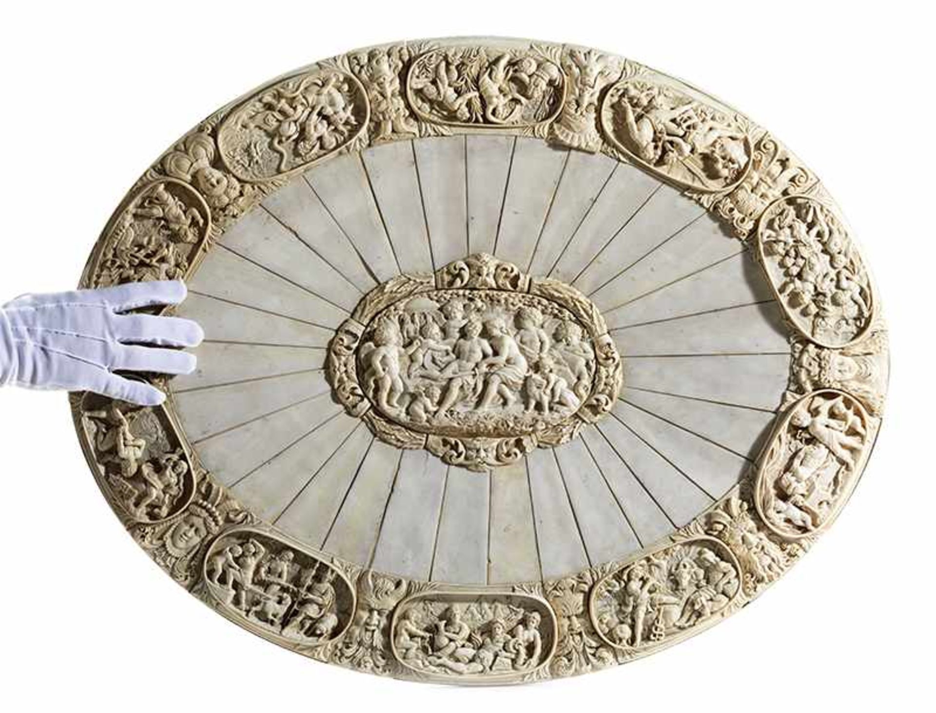 Monumentale äußerst fein gearbeitete ElfenbeinplatteMaximaler Durchmesser: 75 cm. Deutschland, 19. - Image 6 of 9