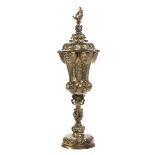 Großer Silberpokal im Renaissance-Stil Höhe: 65,5 cm. Gewicht: ca. 2300 g. Beschauzeichen Hanau,