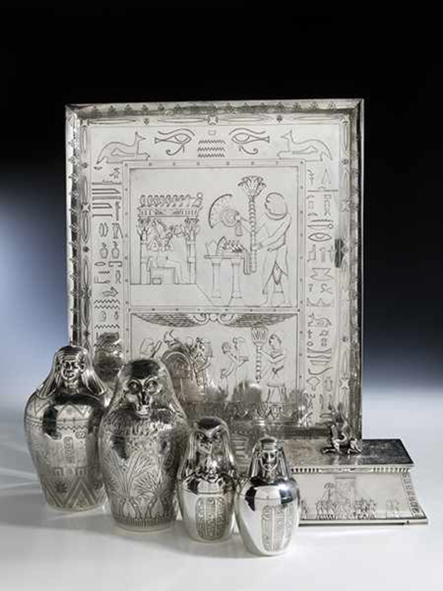 Silberservice im ägyptischen StilMaße des Tabletts: 38,5 x 48,5 cm. Gewicht nur der Silberobjekte: