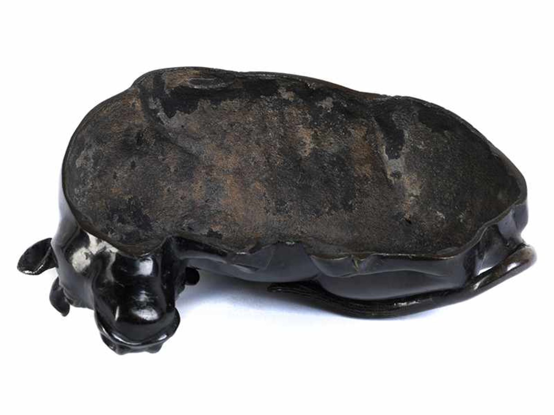 Bronzeochse Länge: 21 cm. China, 19./ 20. Jahrhundert. Feiner Bronzeguss eines ruhenden Ochsen. ( - Bild 3 aus 4