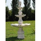 Grosser Parkbrunnen Höhe: 280 cm. Durchmesser: 150 cm. Italien. In Bianco statuario gearbeitete,