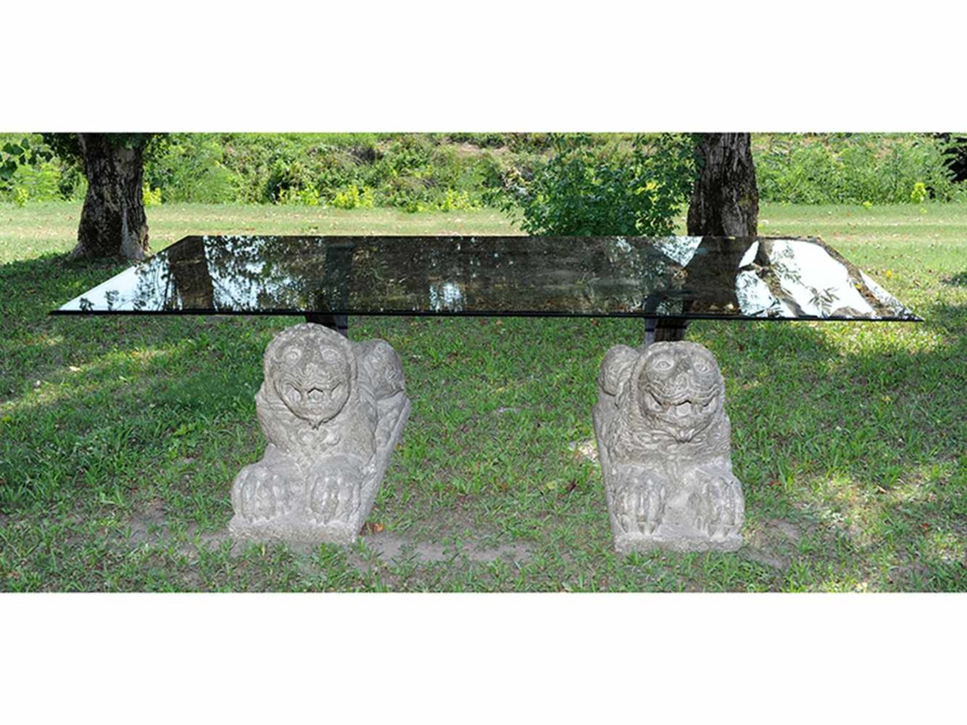 Tisch mit Löwenbeinen 78 x 265 x 78 cm. Italien. Die Beine in Granit gearbeitet, vollplastisch - Bild 2 aus 2