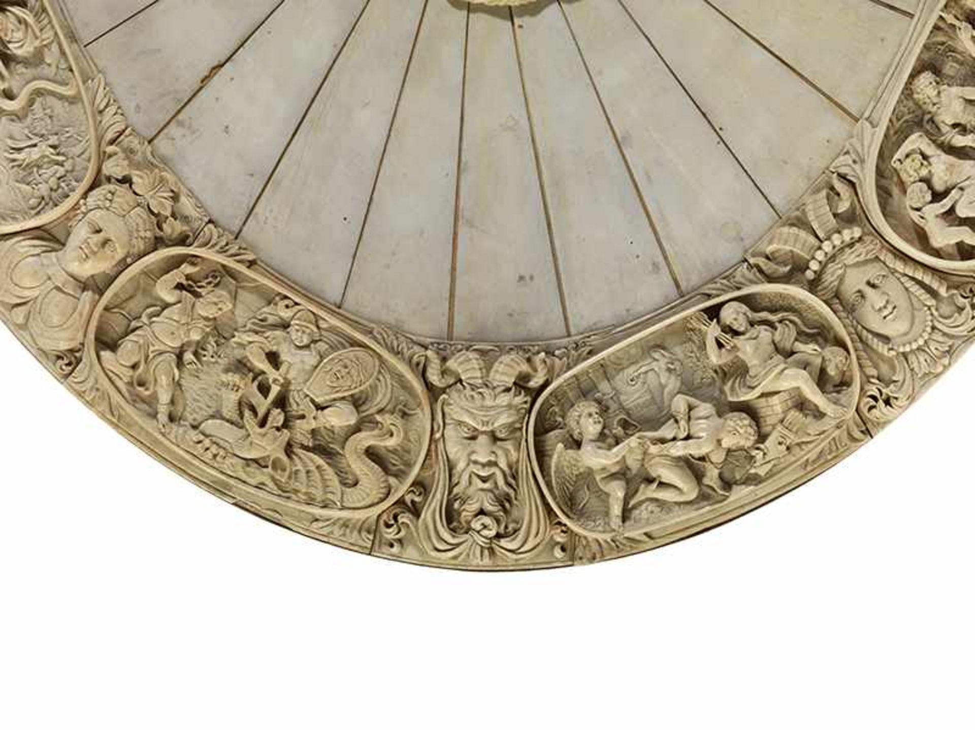 Monumentale äußerst fein gearbeitete ElfenbeinplatteMaximaler Durchmesser: 75 cm. Deutschland, 19. - Bild 4 aus 9