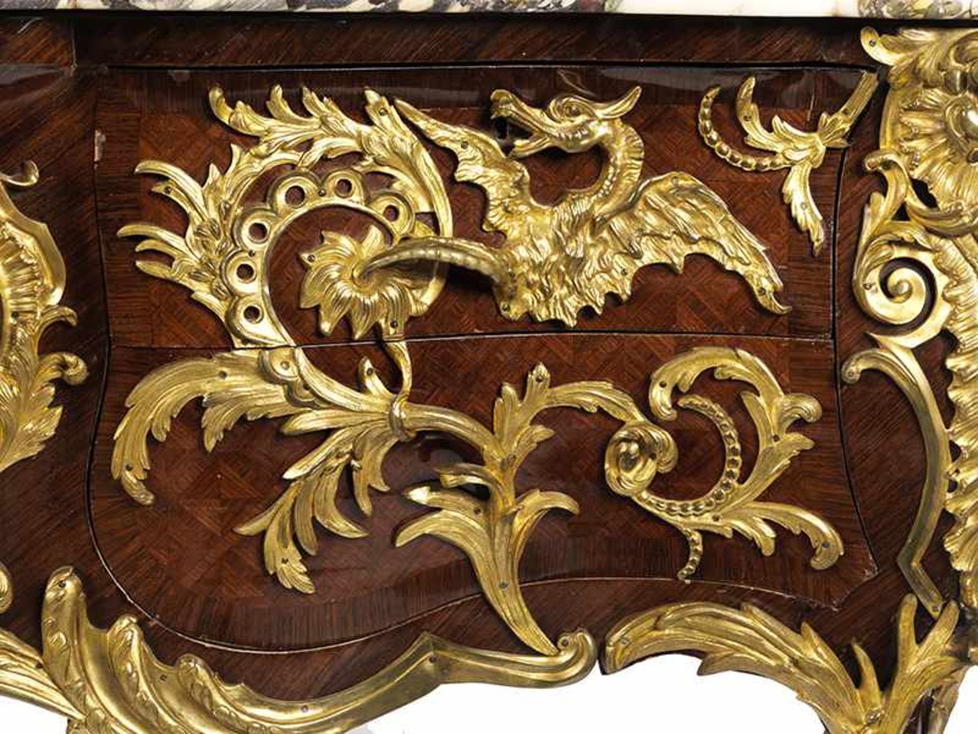 Commode à la Régence 96 x 176 x 70,5 cm. Frankreich, 19. Jahrhundert. Eleganter Eichenholzkorpus mit - Bild 7 aus 9