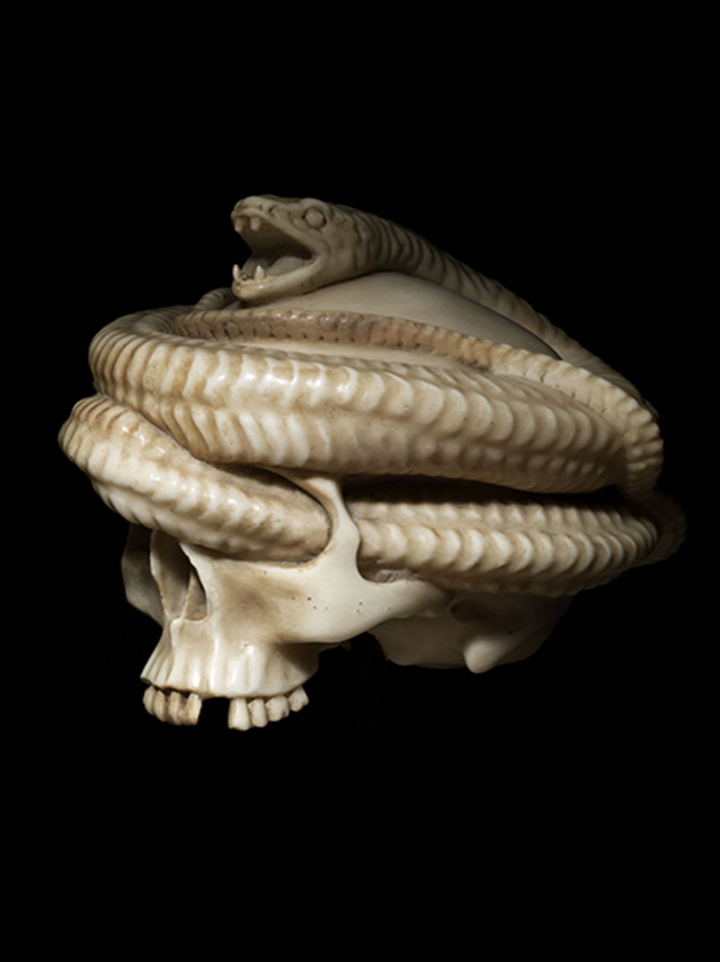 Außergewöhnliches VanitasobjektHöhe inkl. Sockel: 34,5 cm. Italien, 18. Jahrhundert. In weißem