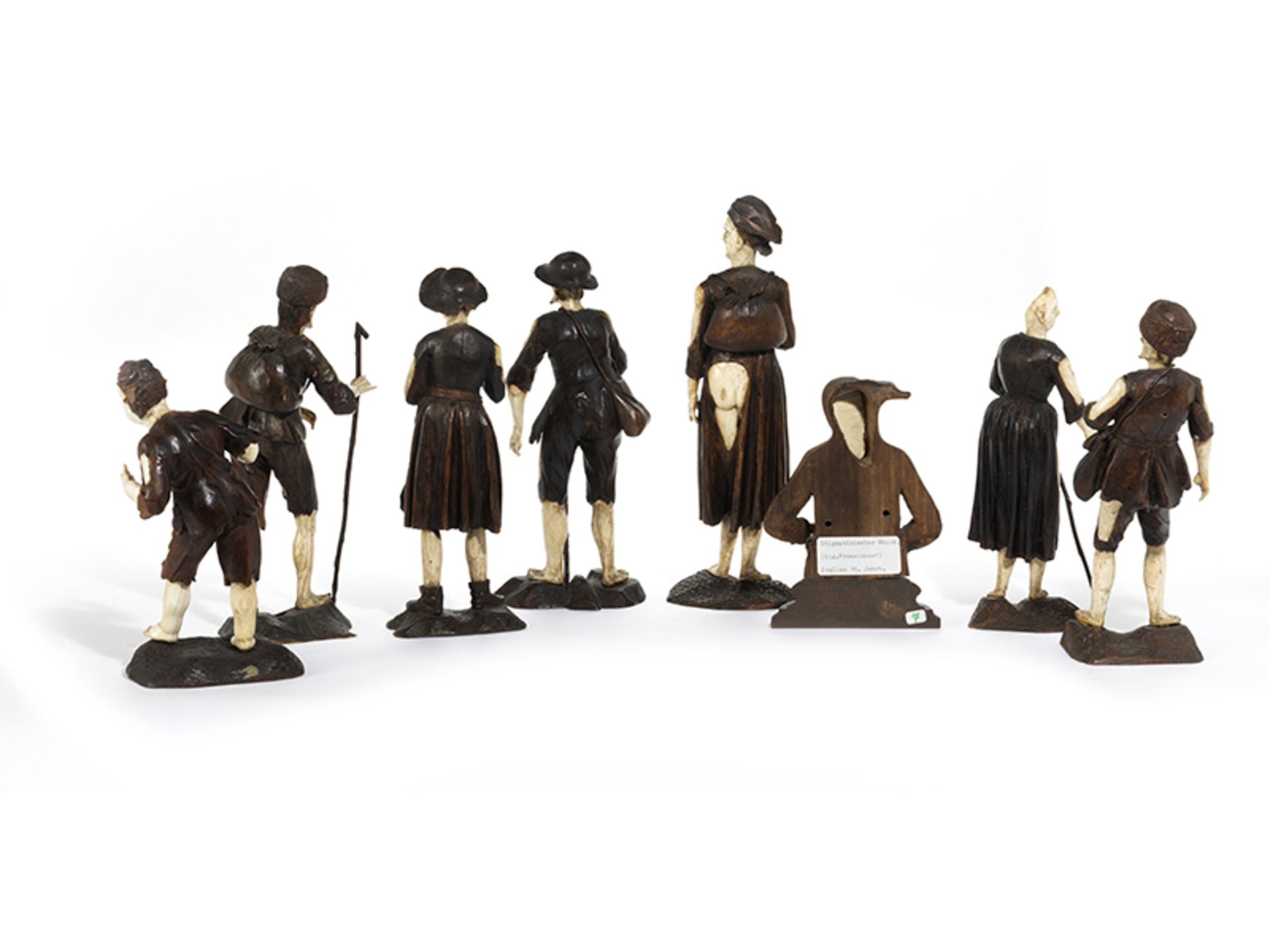 Konvolut von acht Figuren in Kombination von Bein und HolzMaximale Höhe: 29 cm. Aus der Werkstatt - Bild 4 aus 5
