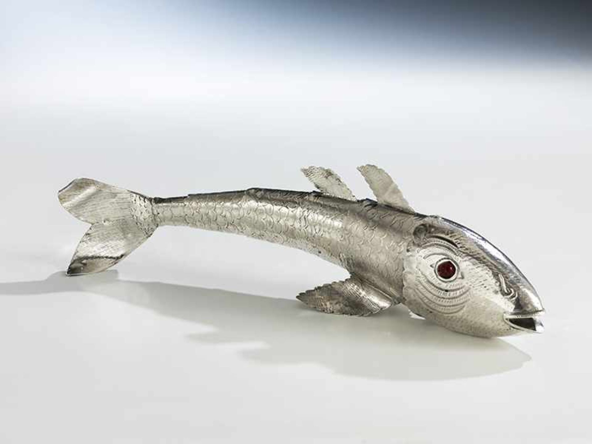 Silberfischchen Länge: 34,5 cm. Gewicht: 277 g. Schwanzflosse punziert: 888er Feingehalt,
