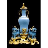 Ormolu-montierte Fontaine à parfum Höhe: 44 cm. Breite: 34 cm. Tiefe: 21,5 cm. Porzellan: China (