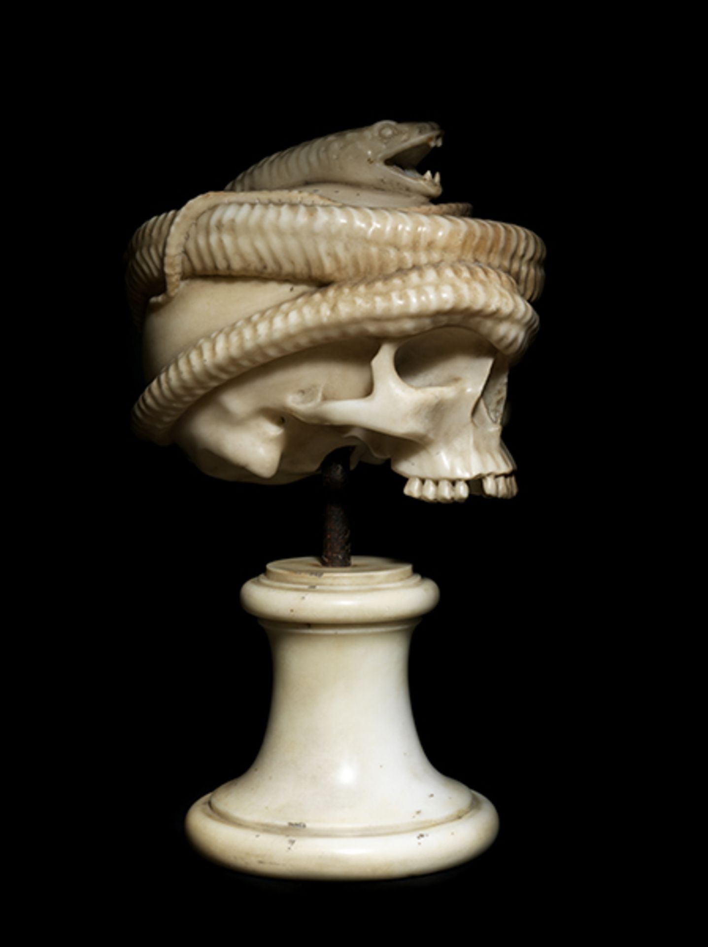 Außergewöhnliches VanitasobjektHöhe inkl. Sockel: 34,5 cm. Italien, 18. Jahrhundert. In weißem - Bild 3 aus 7