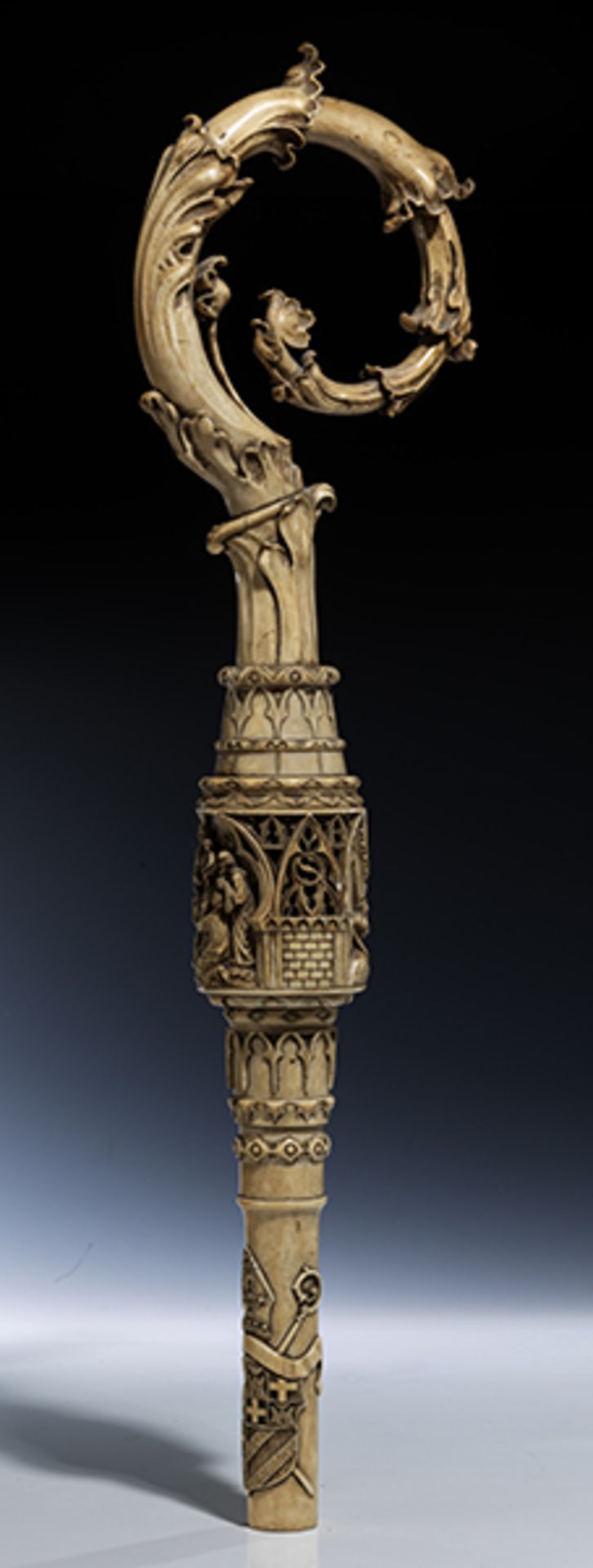BischofsstabLänge: 196 cm. Deutschland, zweite Hälfte 19. Jahrhundert. Elfenbein geschnitzt und