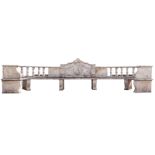 Monumentale Parkbank Länge: 530 cm. Italien, 19. Jahrhundert. In weißem Marmor gestaltete Sitzanlage