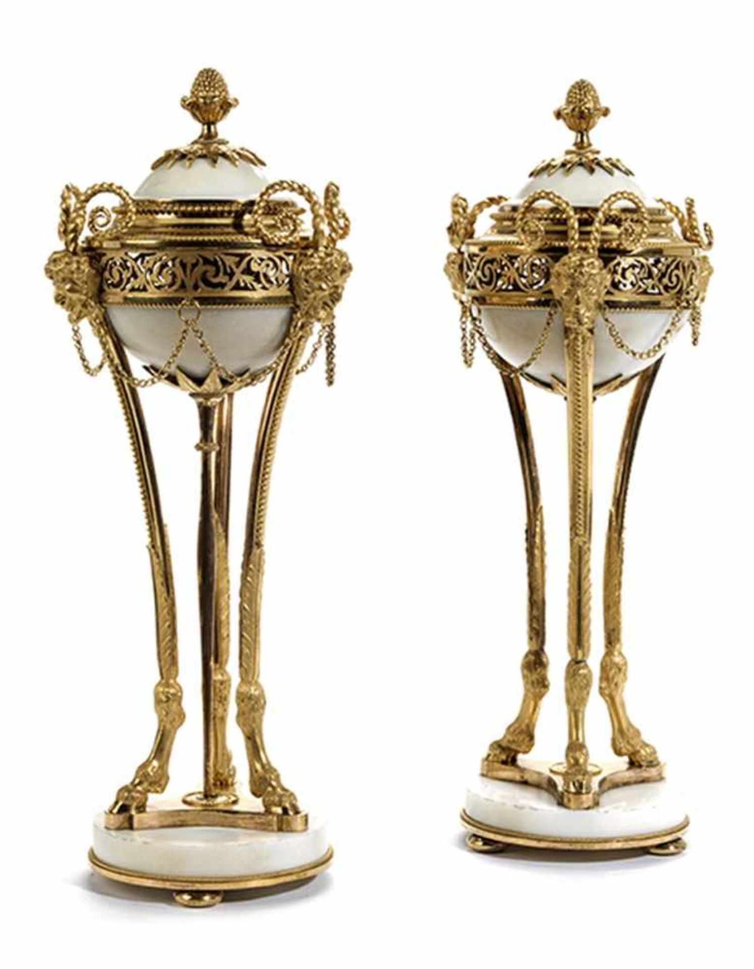 Paar Louis XVI-Cassolettes Höhe: 31 cm bzw. 29,5 cm. Paris, um 1770. Auf gedrückten Kugelfüßen die - Bild 5 aus 5