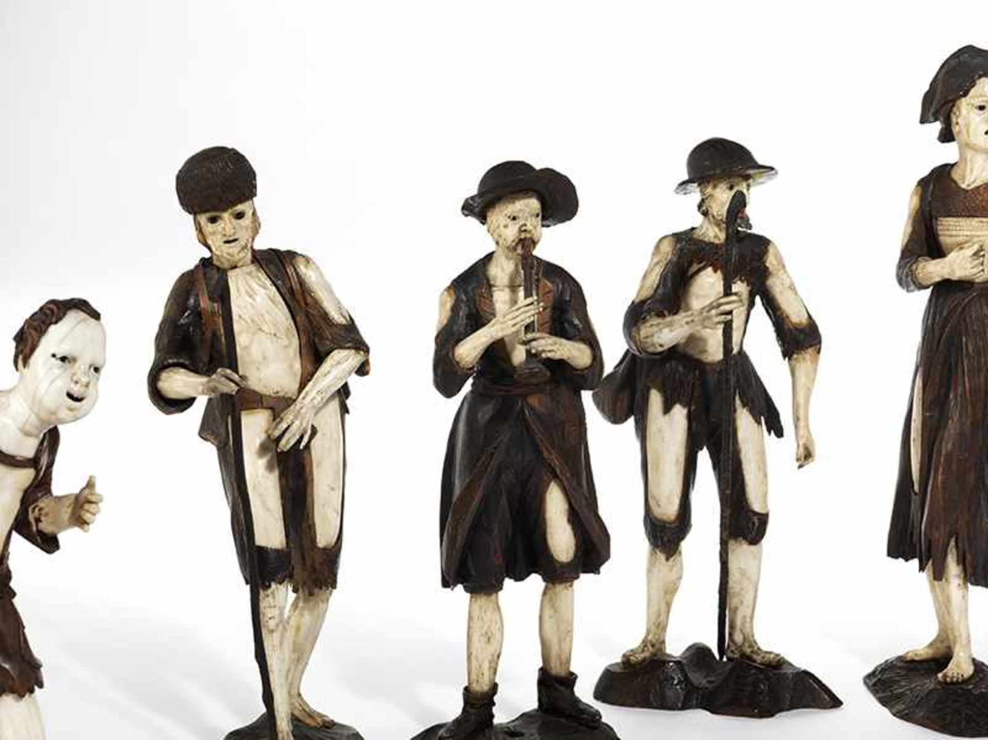 Konvolut von acht Figuren in Kombination von Bein und HolzMaximale Höhe: 29 cm. Aus der Werkstatt - Bild 2 aus 5