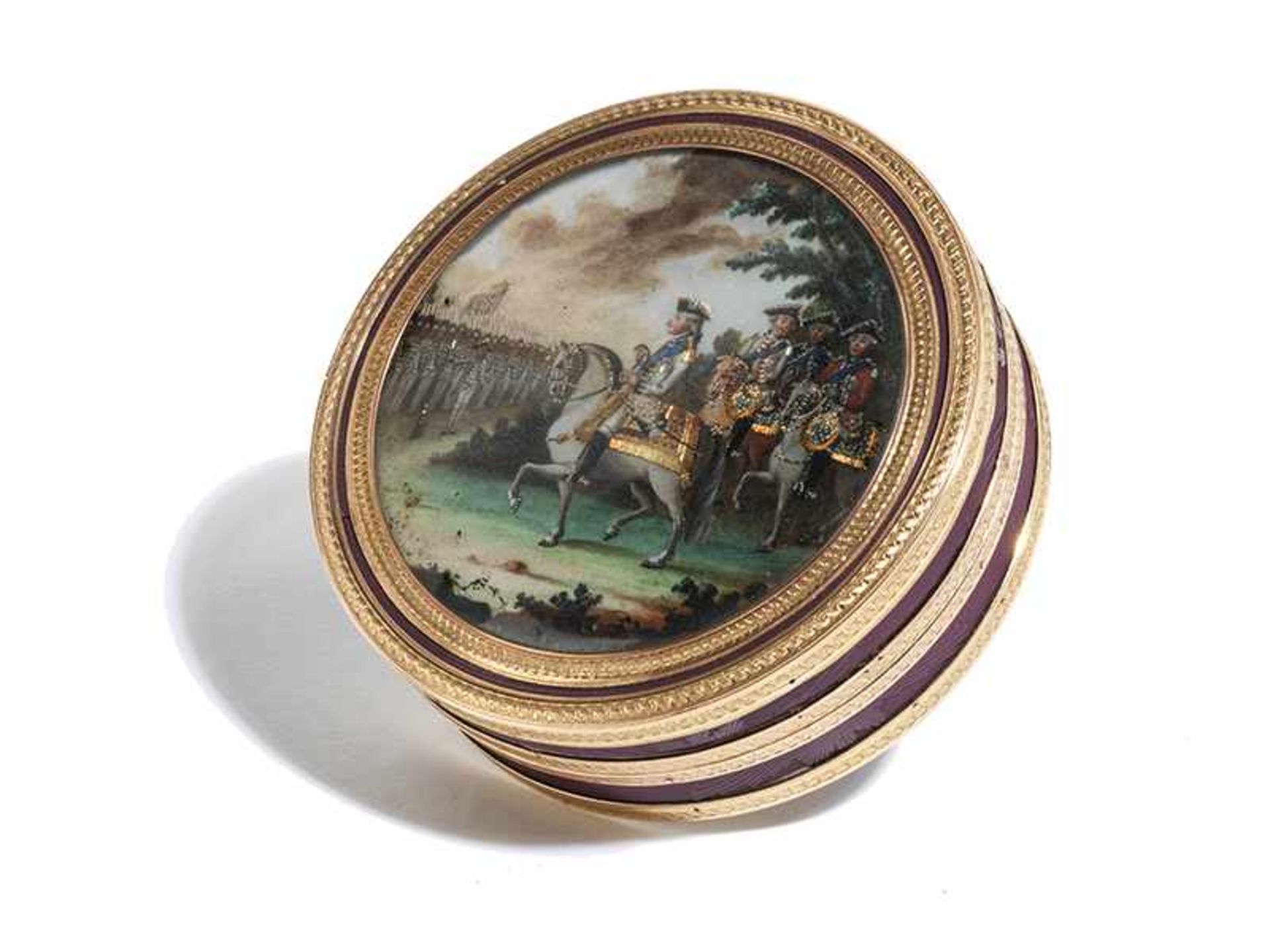 Berliner Tabatière auf Friedrich IIHöhe: 2,6 cm. Durchmesser: 7,8 cm. Montierung zweifach undeutlich