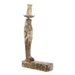 Holzstatuette des Ptah-Sokar-OsirisHöhe mit Krone: 82 cm. Länge der Basis: 45,3 cm. Ägyptisch,