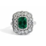 Smaragd-Brillantring Ringweite: 55. Ringkopf: ca. 1,9 x 1,7 cm. Gewicht: ca. 8,4 g. WG 750.