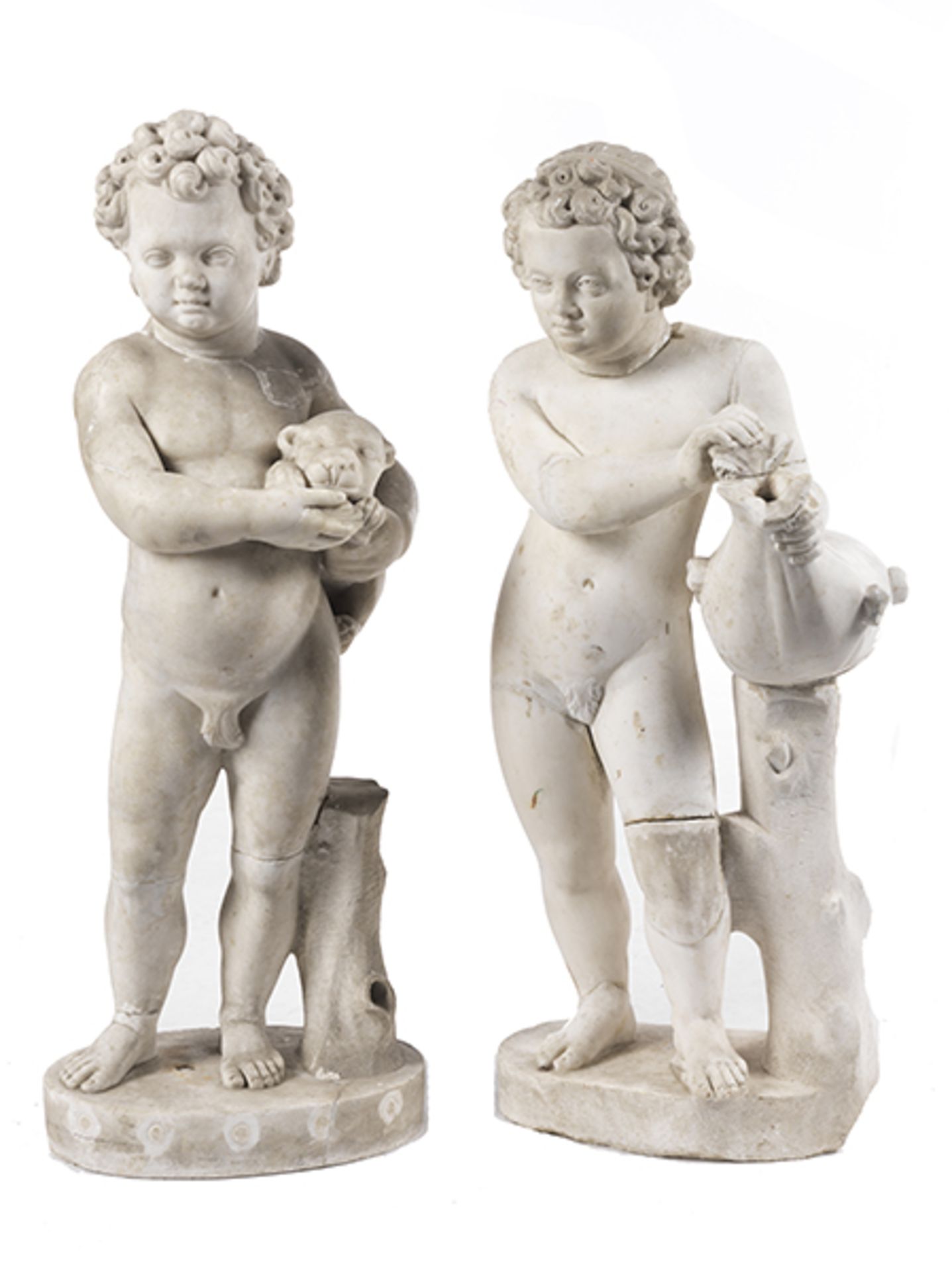 Paar in Marmor gemeisselte Putten Höhe je: 75 cm. Italien, 18. Jahrhundert. Durch ihre Attribute als