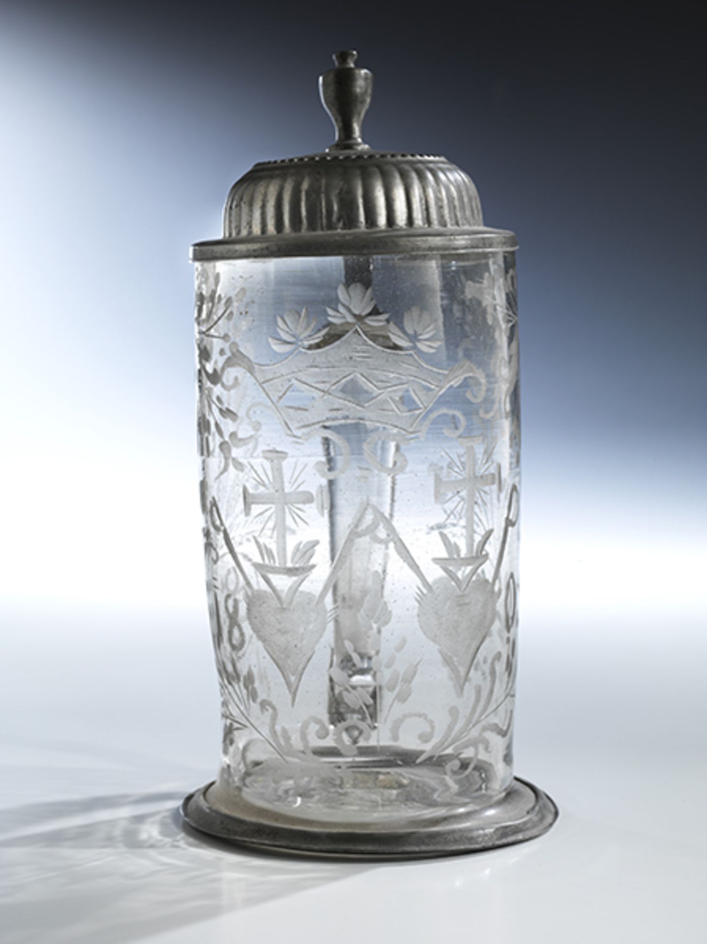 Glashumpen Höhe: 25 cm. Süddeutschland, um 1805. Glas, geblasen, geschnitten, Zinnmontierung.