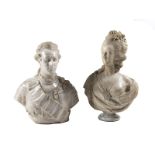 Büstenpaar aus weißem Marmor und anderen MaterialienHöhe Kavalier: 65 cm. Breite: 51 cm. Frankreich,