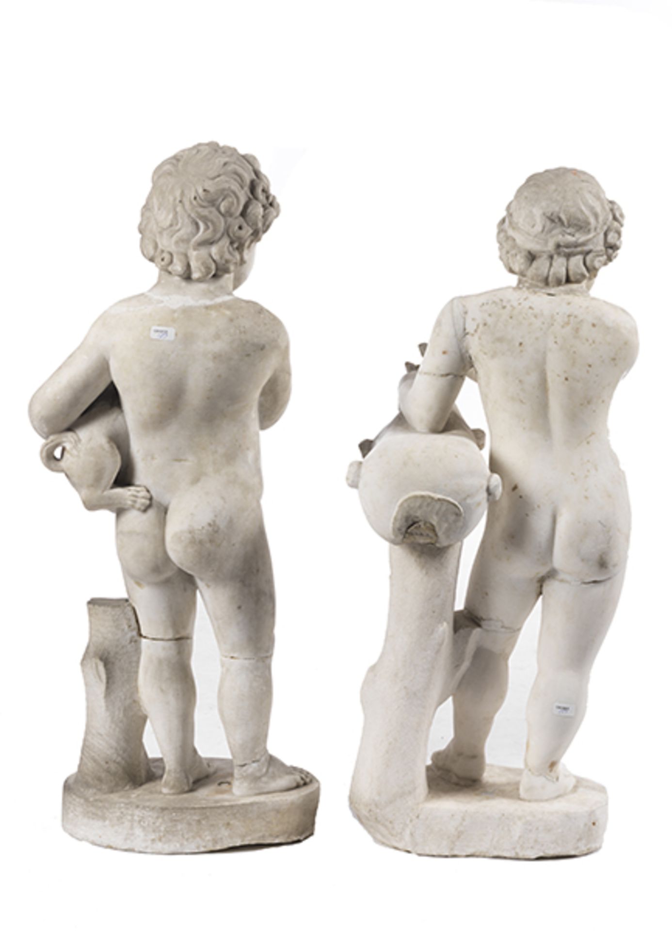 Paar in Marmor gemeisselte Putten Höhe je: 75 cm. Italien, 18. Jahrhundert. Durch ihre Attribute als - Image 4 of 6