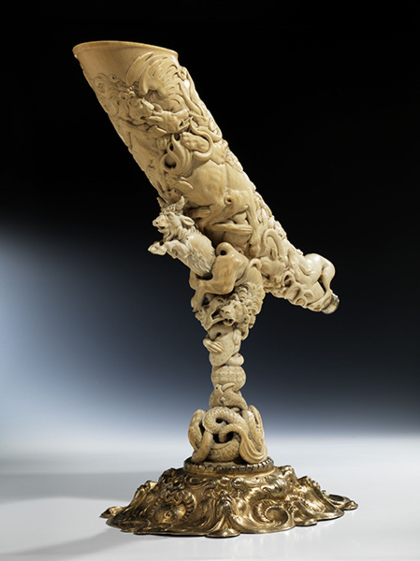 Elfenbeintrinkhorn als WillkommHöhe: 50 cm. Stand mit Pseudopunzen in historisierender Form, - Bild 2 aus 14