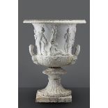 grosse Reliefierte Medici-Vase Höhe: 101 cm. Italien, 18./ 19. Jahrhundert. In weißem Marmor