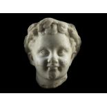 Kopf eines Kindes Höhe inkl. Sockel: 38 cm. Römisches Reich, 1. Jahrhundert n. Chr. Auf profiliertem