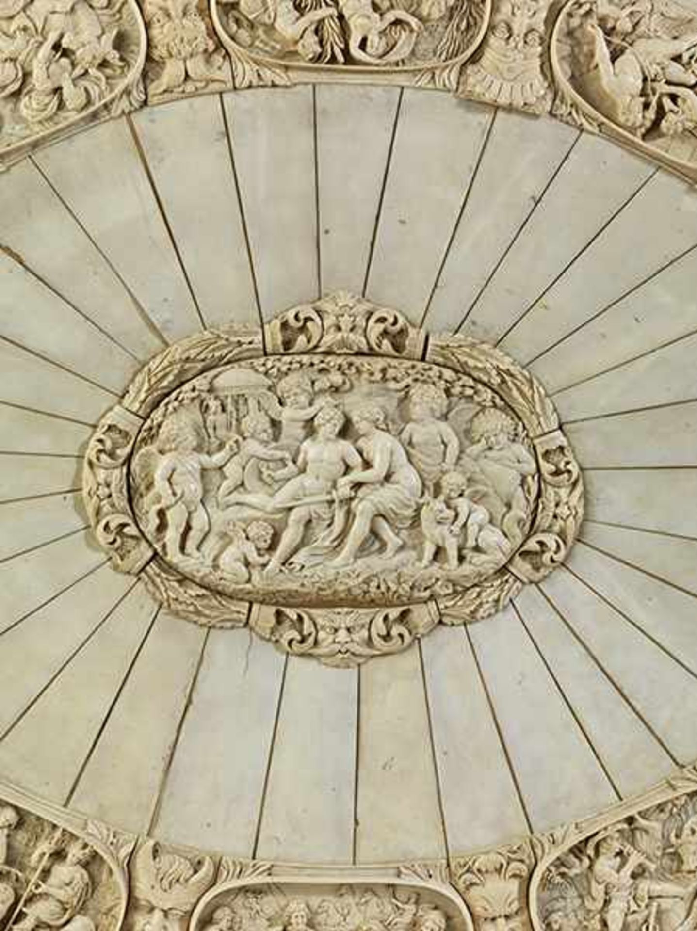 Monumentale äußerst fein gearbeitete ElfenbeinplatteMaximaler Durchmesser: 75 cm. Deutschland, 19. - Image 3 of 9