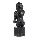 Bronze-Skulptur einer Frau Höhe: 30 cm. Gesamthöhe inkl. Holzsockel: 40 cm. Sockeldurchmesser: 12,