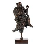Chinesische Figur eines tanzenden alten Mannes Höhe inkl. Sockel: 71 cm. Sockelmaße: 7 x 22,5 x 17