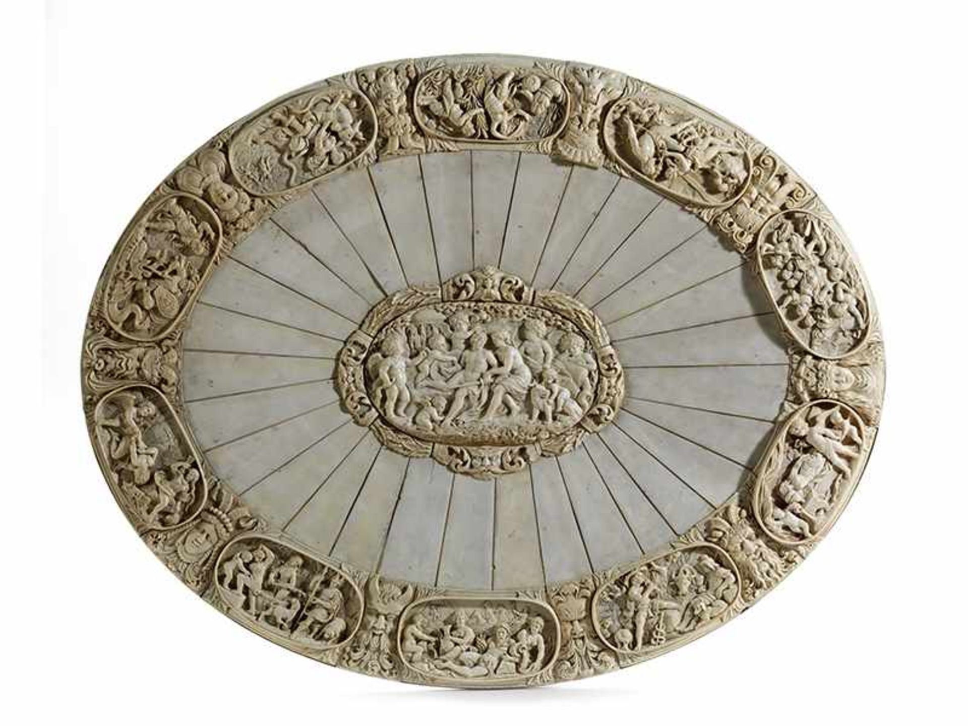 Monumentale äußerst fein gearbeitete ElfenbeinplatteMaximaler Durchmesser: 75 cm. Deutschland, 19.