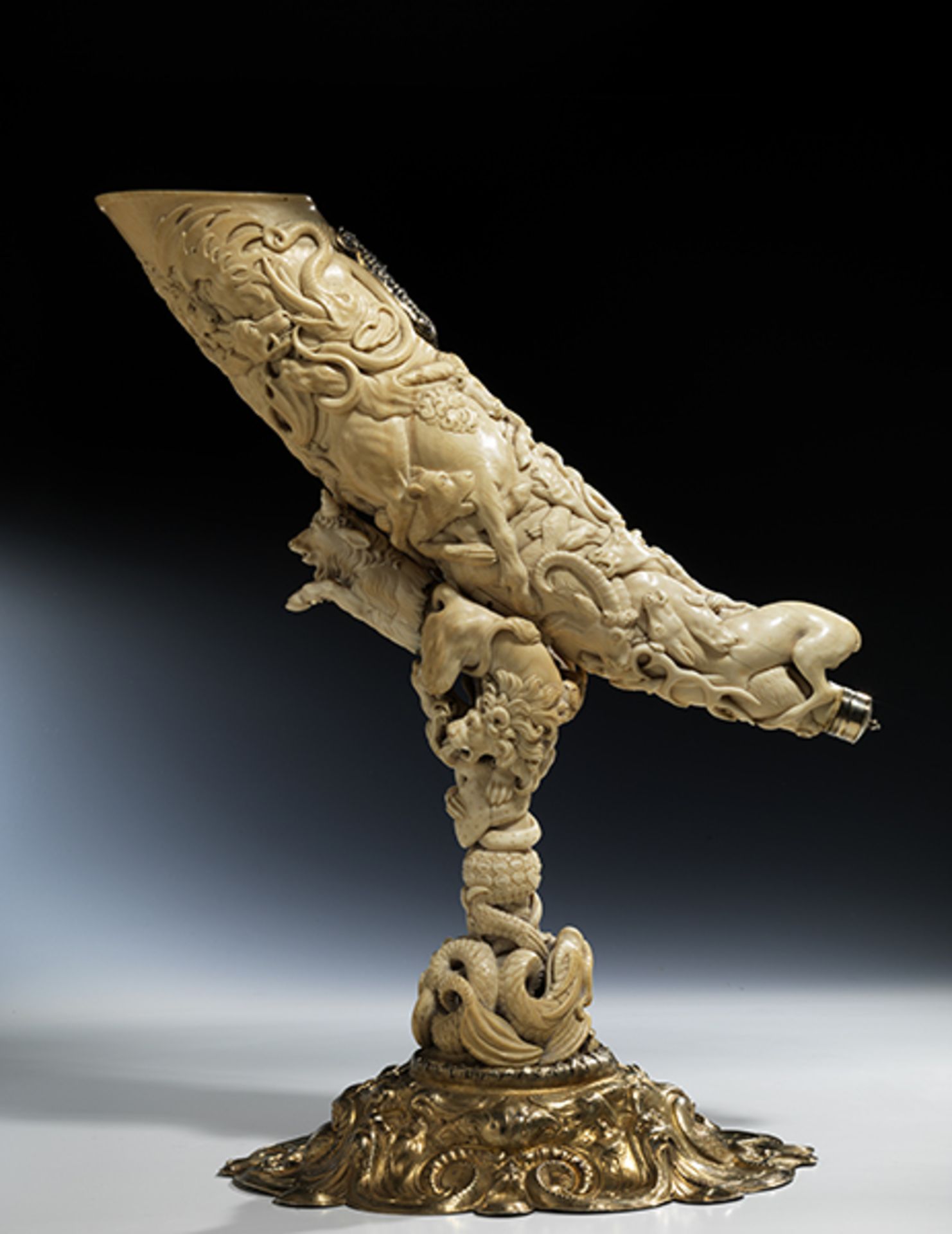 Elfenbeintrinkhorn als WillkommHöhe: 50 cm. Stand mit Pseudopunzen in historisierender Form, - Bild 3 aus 14