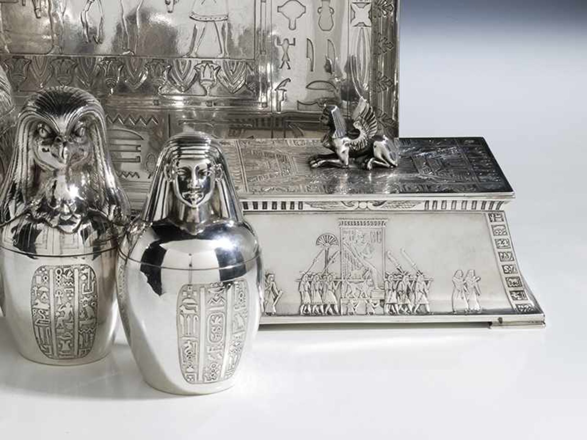 Silberservice im ägyptischen StilMaße des Tabletts: 38,5 x 48,5 cm. Gewicht nur der Silberobjekte: - Image 3 of 6