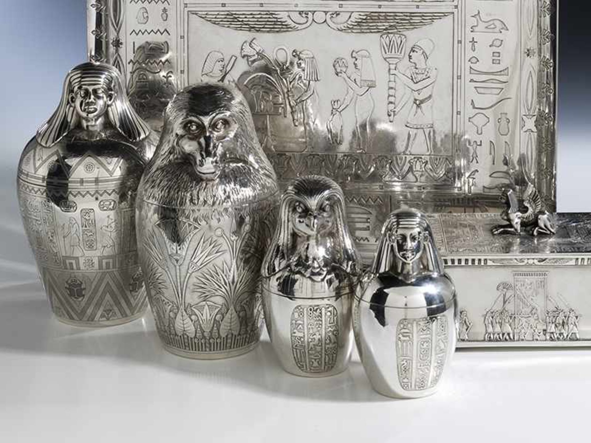 Silberservice im ägyptischen StilMaße des Tabletts: 38,5 x 48,5 cm. Gewicht nur der Silberobjekte: - Image 2 of 6