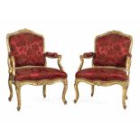 Paar elegante LOUIS XV-Fauteuils Lehnenhöhe: 89,5 cm. Sitzhöhe: 47 cm. Einmal gestempelt "FALCONET".