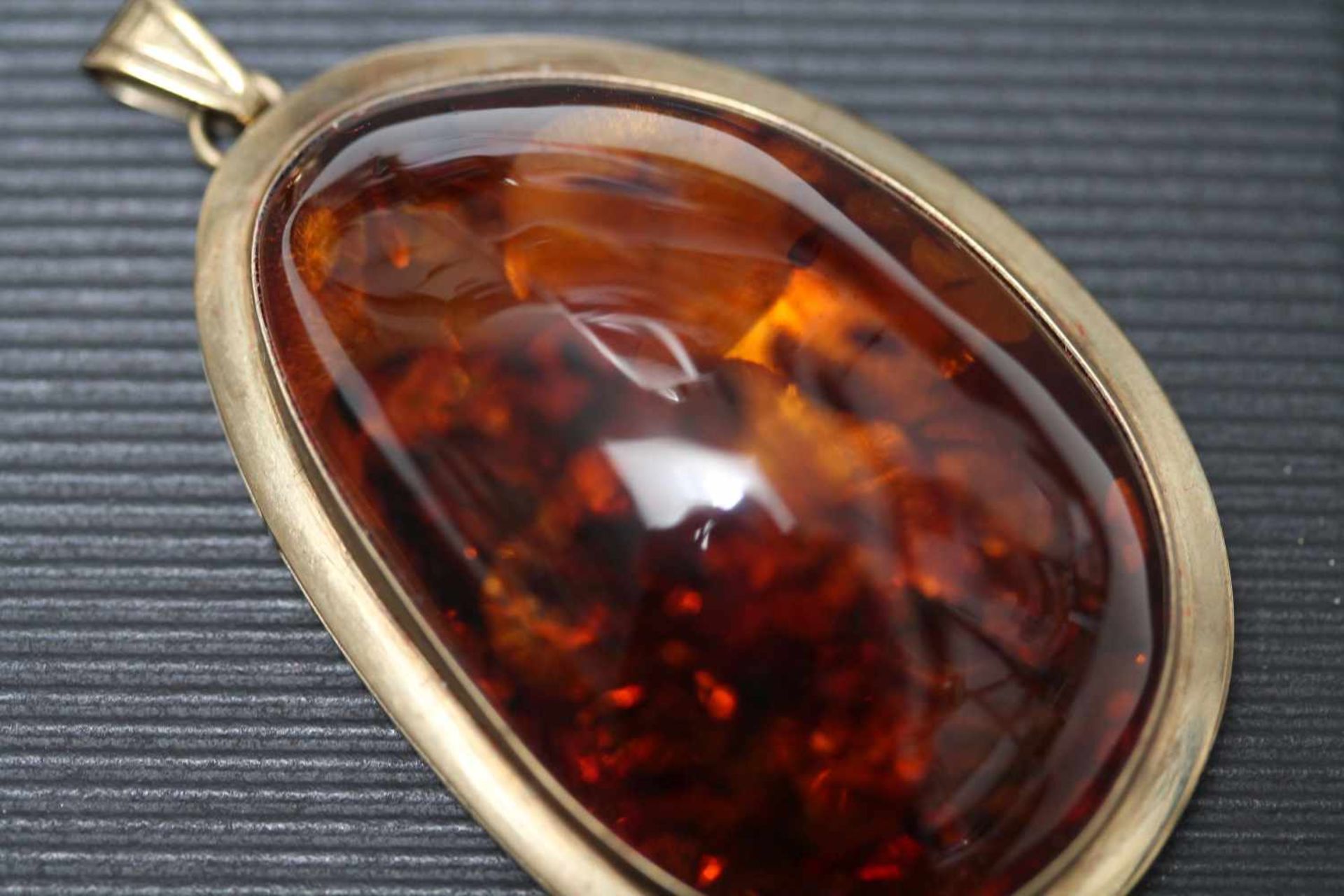 Antiker Bernstein Anhänger oval aus 8K 333 Gold 4,7 x 3,2 cm Amber 13,4 g. - Bild 2 aus 5